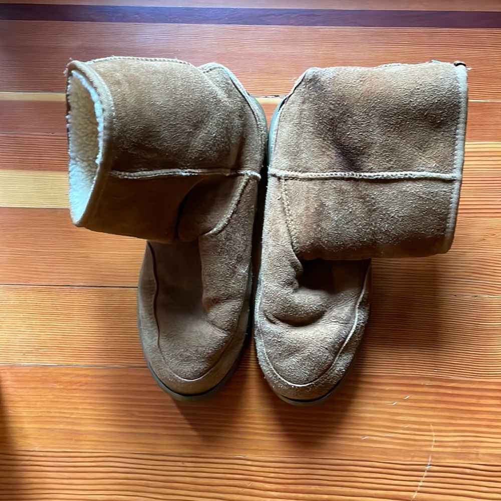 Mens UGG boots worn only a few times. Good shape and clean.